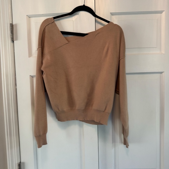 Line and Dot Camel Sweater Size Medium - Picture 4 of 4
